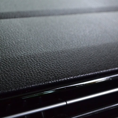 apikator-6 Внатрешна драсканица на автомобилскиот dashboard од кожа или пластика.